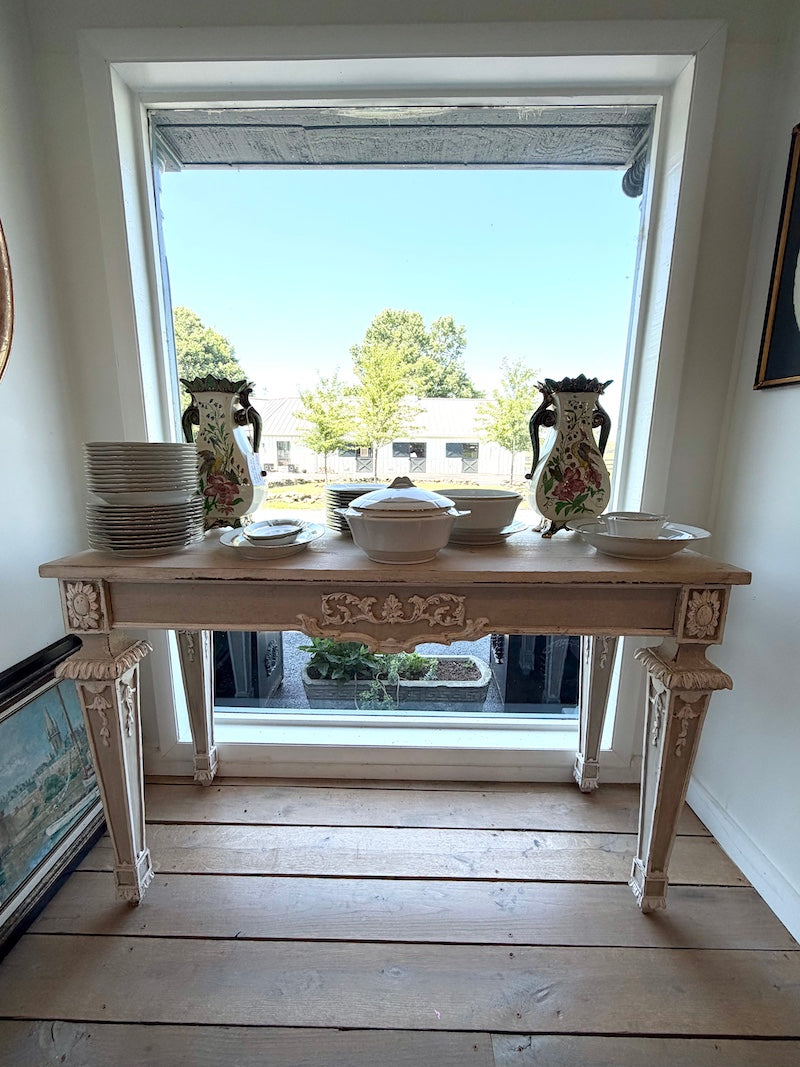 Italian console, wonderful details and patina