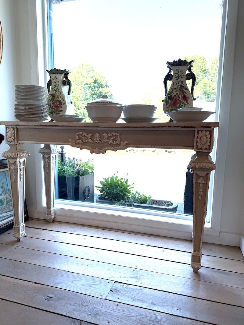 Italian console, wonderful details and patina