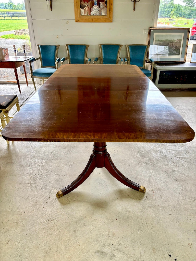 Antique Traditional American Banded Mahogany Dinner Table With 2 Leaves