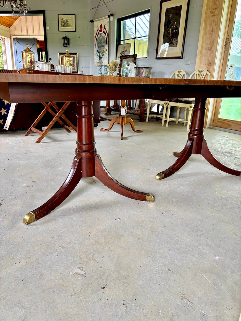Antique Traditional American Banded Mahogany Dinner Table With 2 Leaves