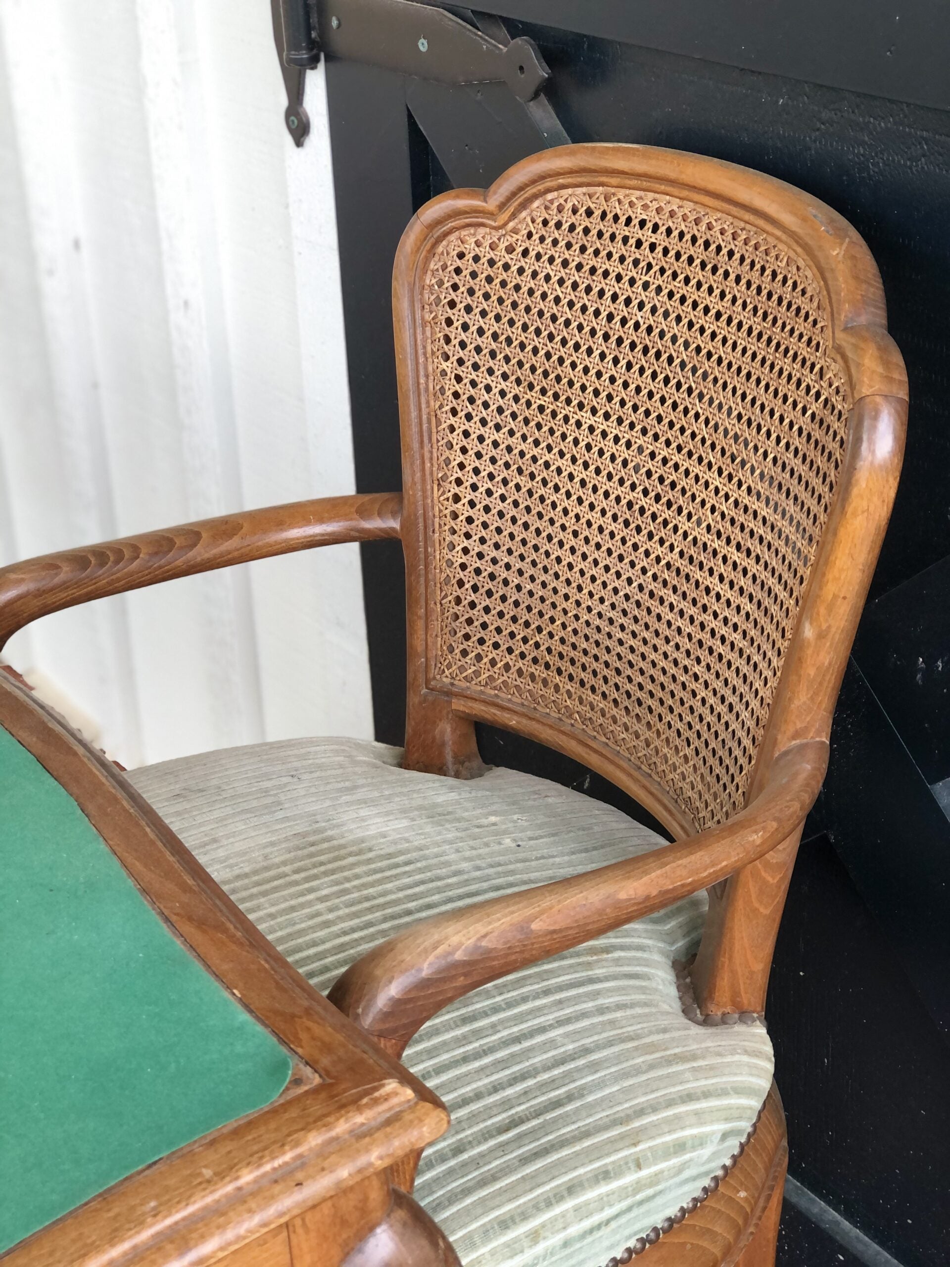 Game table with 4 chairs2