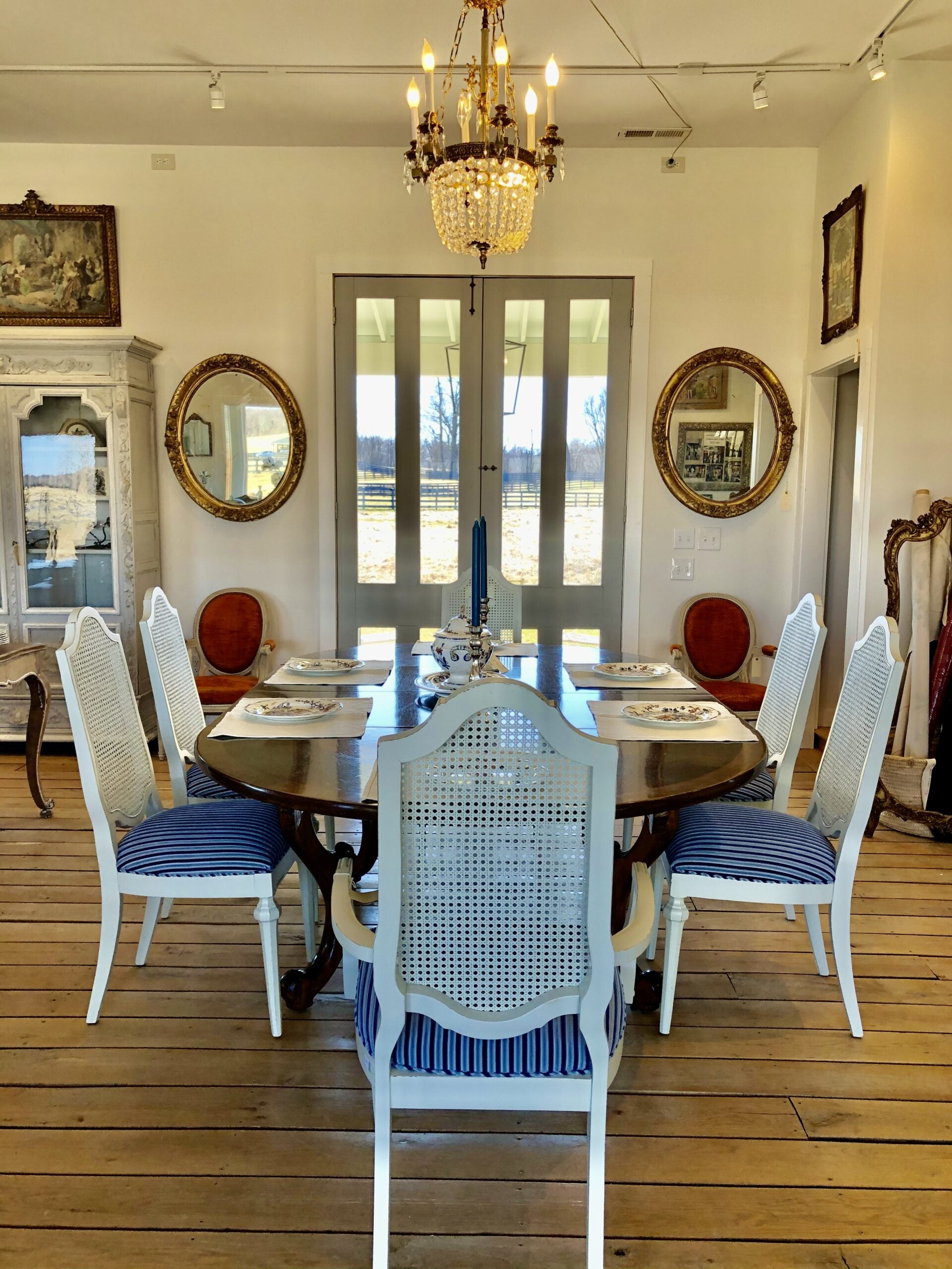 Inlaid round extension table