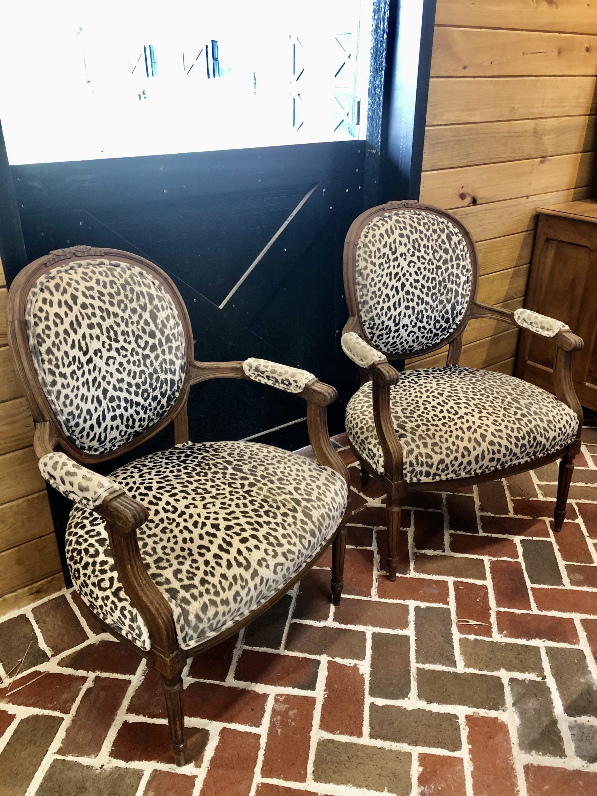 Pair fauteils in leopard print