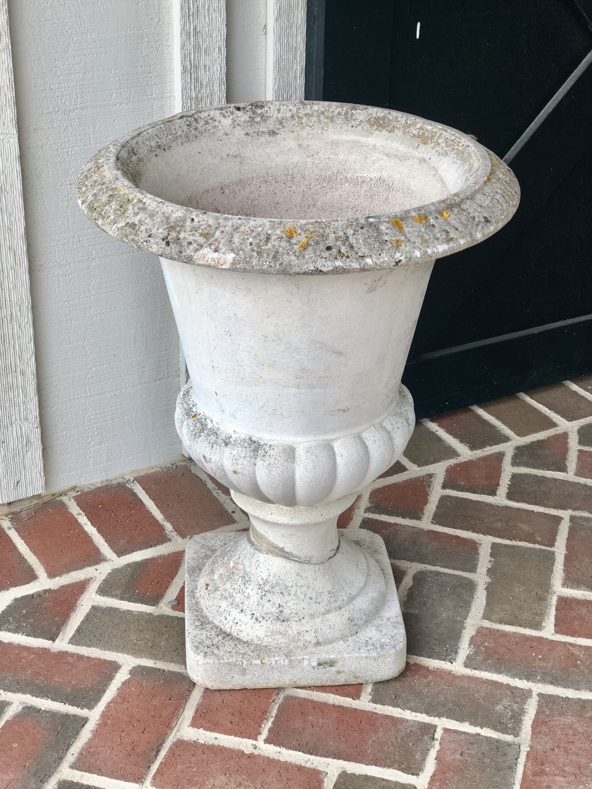 Pair of French Flower Pots (large), image size:1920x2560