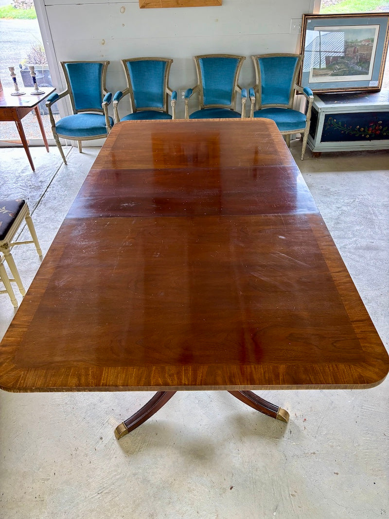 Antique Traditional American Banded Mahogany Dinner Table With 2 Leaves