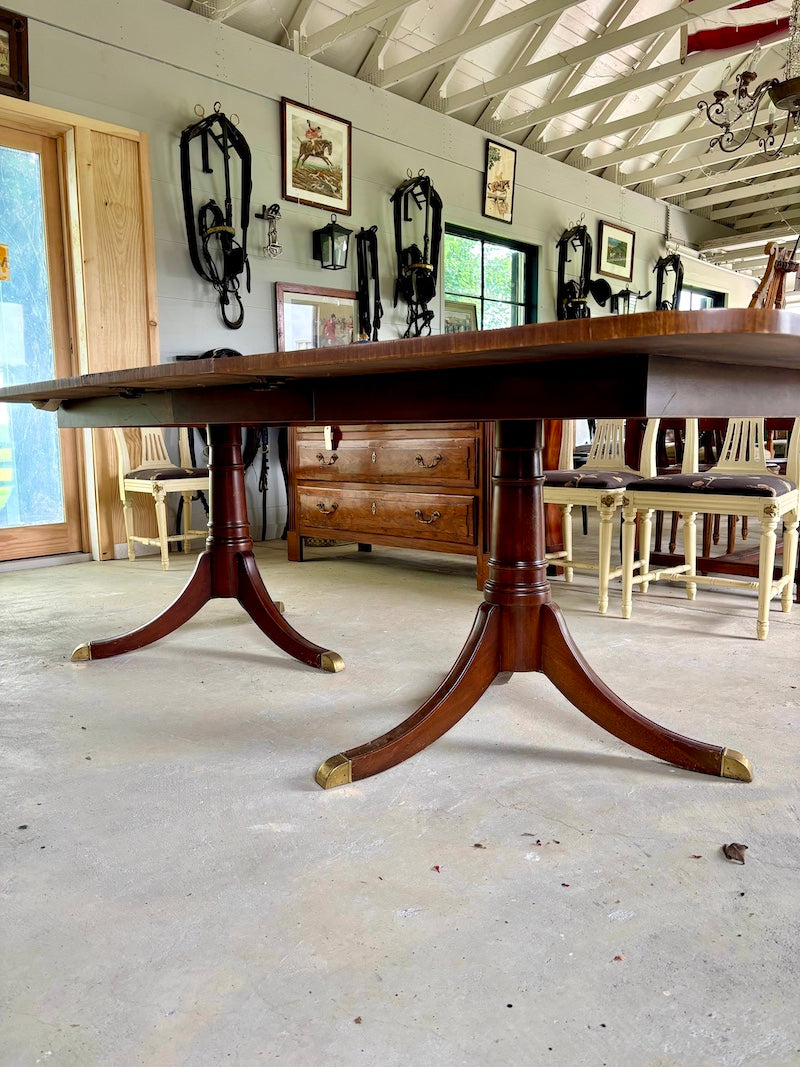 Antique Traditional American Banded Mahogany Dinner Table With 2 Leaves