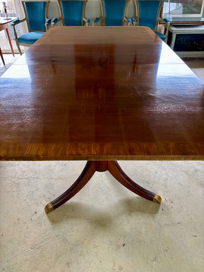 Antique Traditional American Banded Mahogany Dinner Table With 2 Leaves