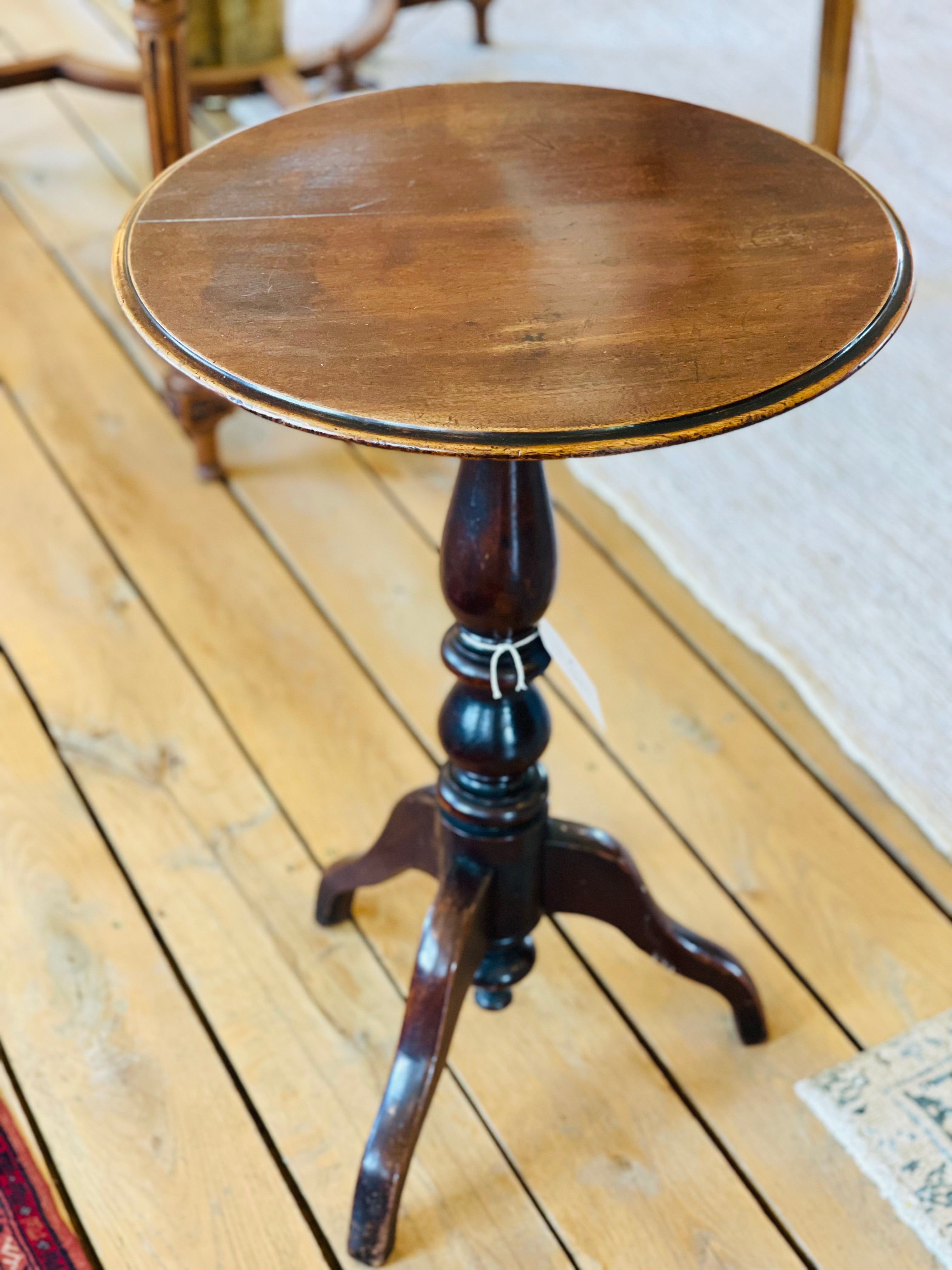 Round English Table