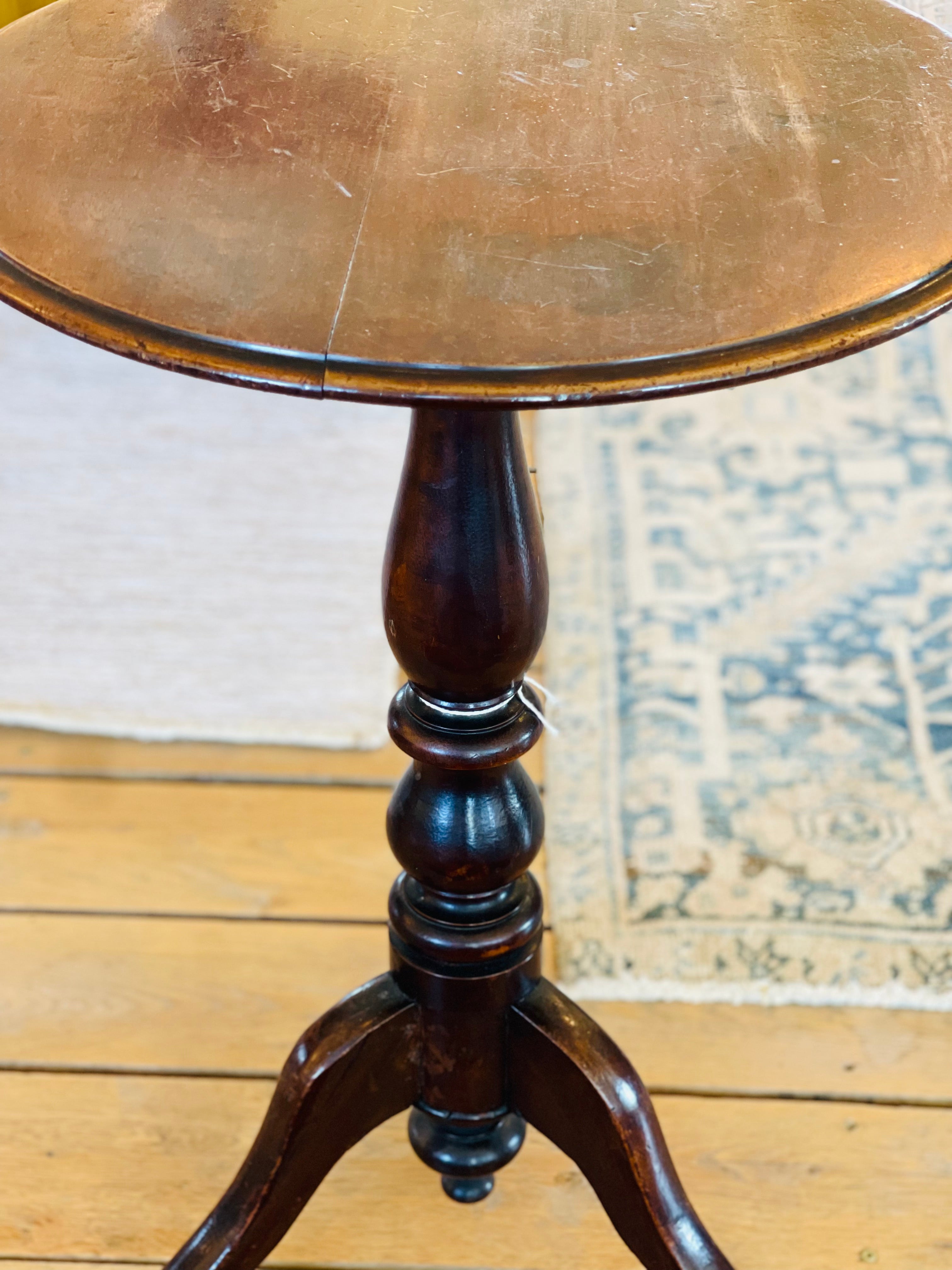 Round English Table