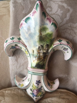 160-Lovely-French-Fleur-de-Lis-Painted-Hanging-Vase-200.jpeg-nggid03339-ngg0dyn-480x640x100-00f0w010c010r110f110r010t010