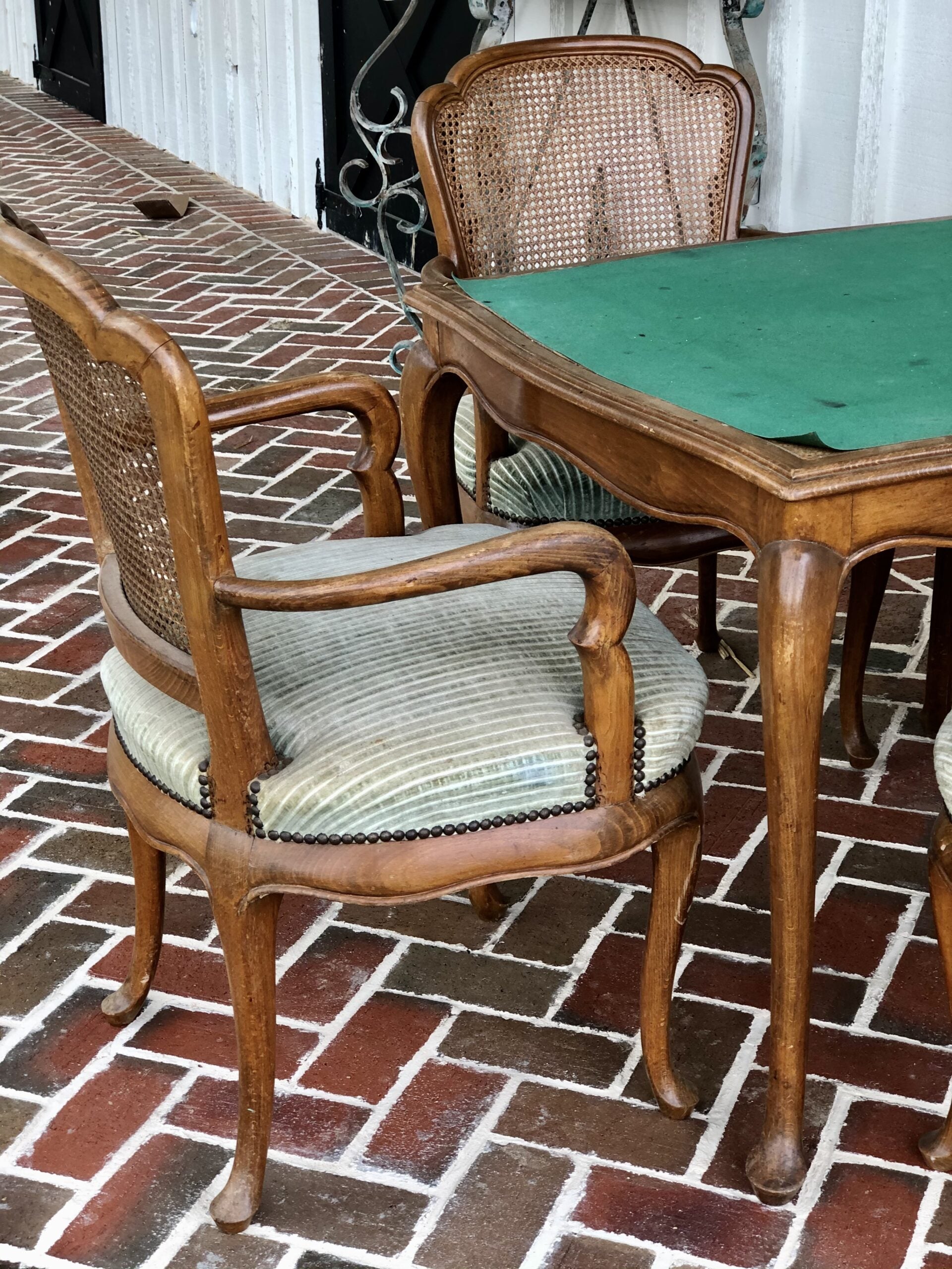 Game table with 4 chairs3